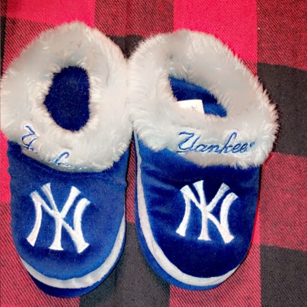 Yankees slippers size small